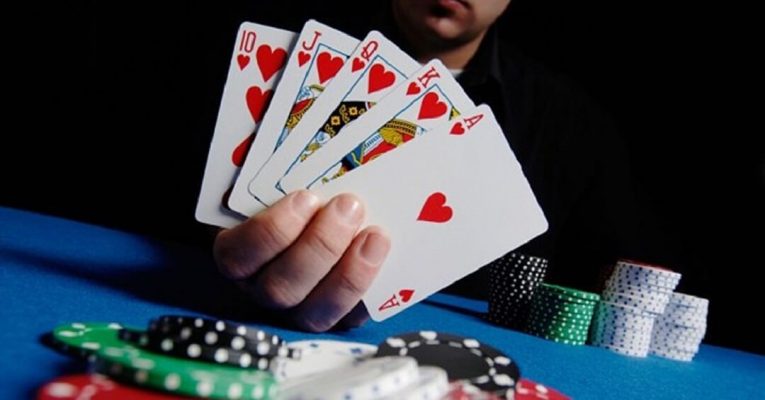 Trò chơi bài Xì Tố phổ biến tại Việt Nam là Community card