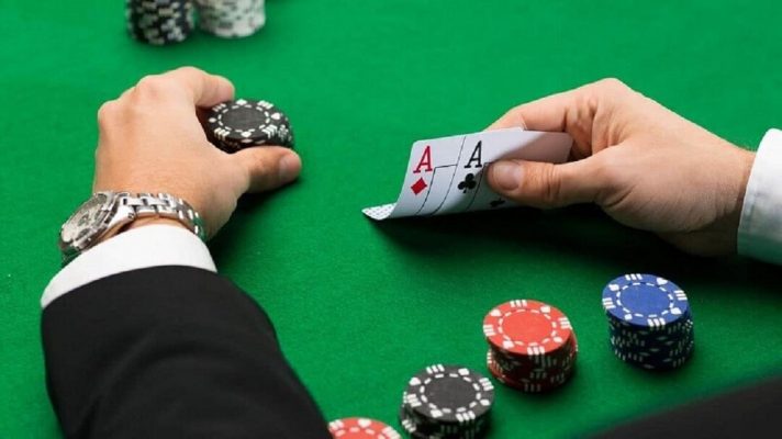 Tùy vào tình hình tay bài để lựa chọn các hành động hợp lý
